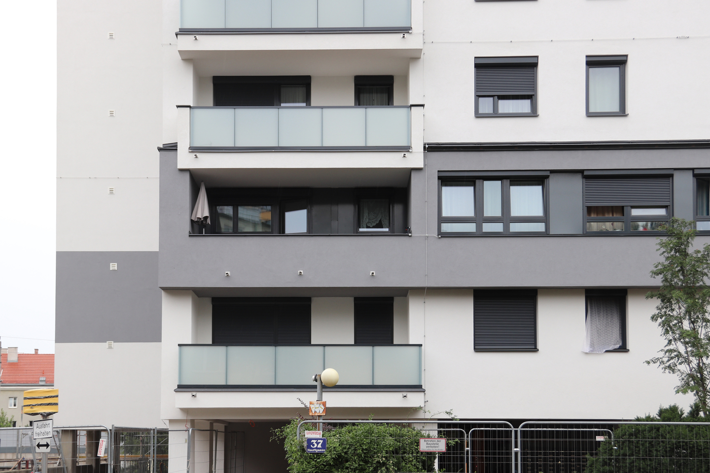 Detailansicht einer wärmegedämmten Fassademit Balkon